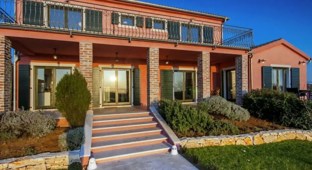 Gorgeous Villa With Private Swimming Pool and Covered Terrace, Buchen Sie Villa Villen in Pula Region, Villa