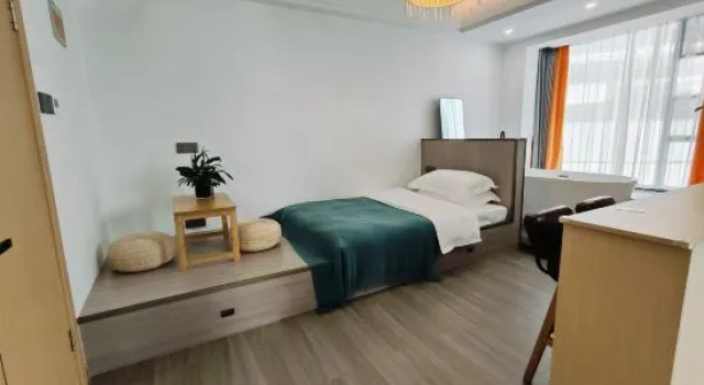 Люкс с балконом Floral Hotel·Hongcun Yingwu Mountain Residence Hotel