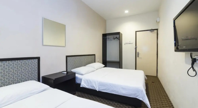 Трёхместный семейный номер Standard Raintree Hotel