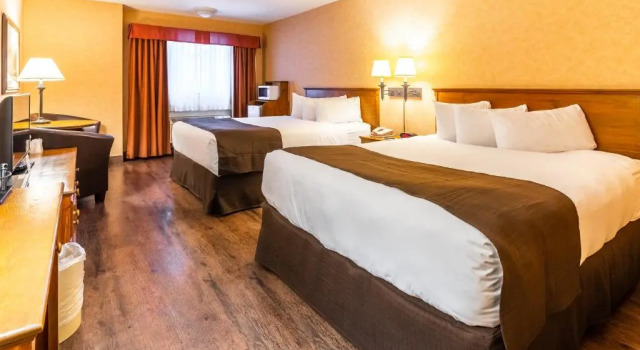 Четырёхместный номер Deluxe Canmore Inn & Suites
