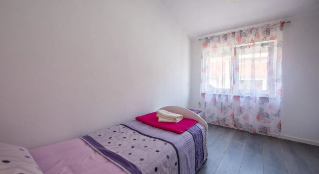 Awesome Home in Kastel Sucurac With Wifi, Outdoor Swimming Pool and Heated Swimming Pool, Rezerwuj Hotel Hotele w Kaštela z basenem, Basen