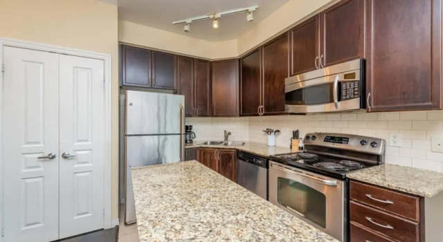 Апартаменты Panoramic View 2BR & 2BTH - Opp Square One Mall