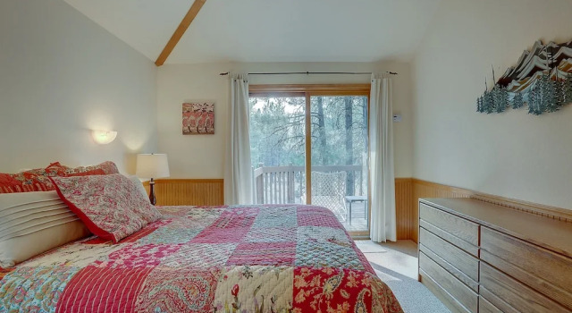 7 Cedar Private Cul-de-sac include Hot Tub with Forest View by RedAwning