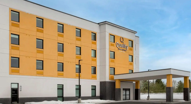 Quality Inn & Suites, Varaa Hotelli  