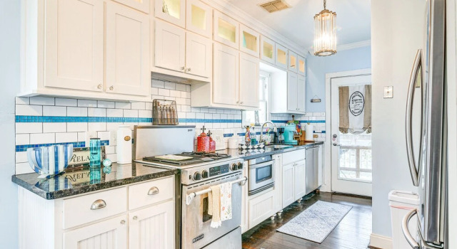 Коттедж 1/2 Mi to Beach! Pet-Friendly Dtwn Galveston Home