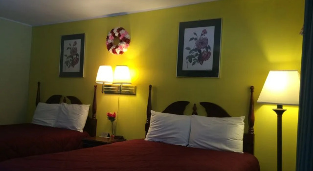 Perry's Motel & Cottages, Varaa Motelli Hotellit New England uima-altaalla, Uima-allas