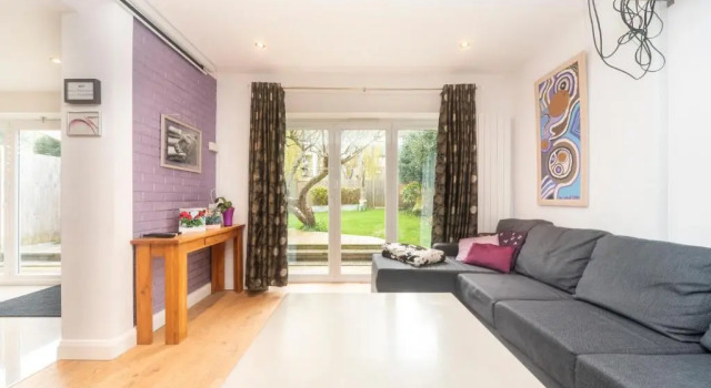 Detached home Quiet location Beautiful Garden Near Legoland Windsor Heathrow, Book Hotel Maidenhead Berkshire