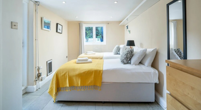 JOIVY Elegant 4 Br House W/Deskspace, Moments From Angel