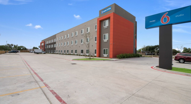 Motel 6-Corpus Christi, TX, Забронировать Мотель Корпус-Кристи штат Техас, рядом с Funtabulous Family Entertainment Center