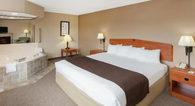 Двухместный люкс c 1 комнатой AmericInn by Wyndham Greenville