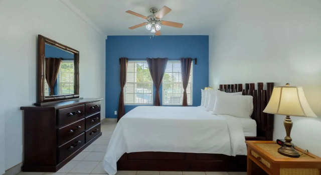Двухместный номер Standard с балконом и с видом на бассейн Best Western Grand Baymen Gardens