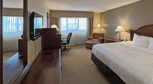 Двухместный номер Standard с видом на бассейн Clarion Inn Garden City