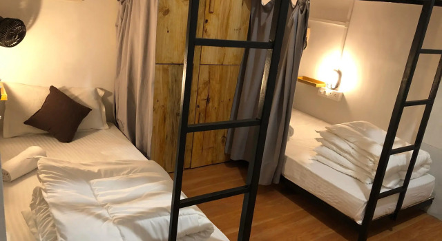 Кровать в общем номере Madpackers Hostel Agra