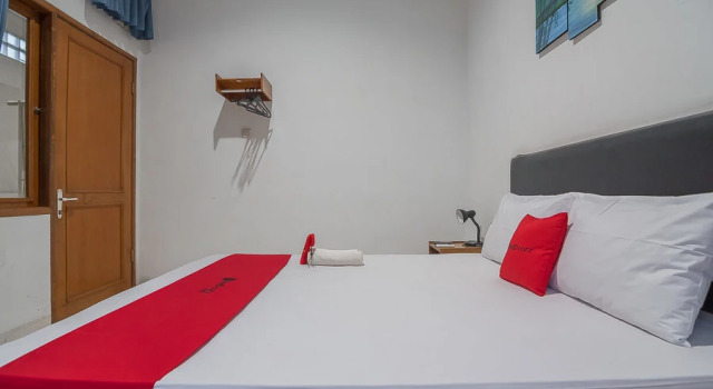 Reddoorz Near Setrasari Mall