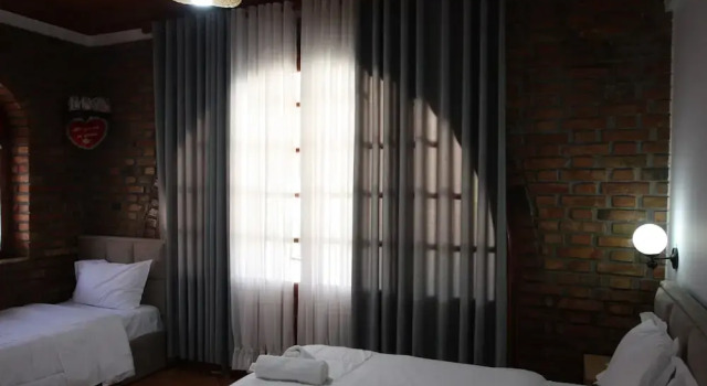 Трёхместный номер Standard с балконом Hotel Buzi Berat