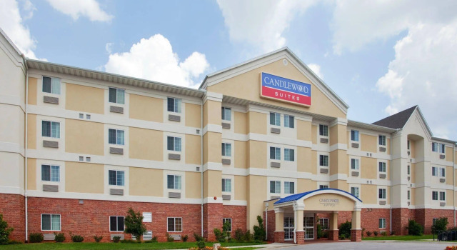 Candlewood Suites Springfield by IHG, Забронировать Отель Спрингфилд Озакр, рядом с The Air and Military Museum of the Ozarks