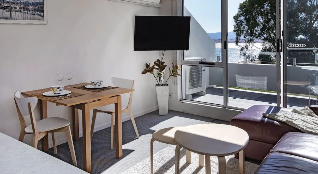 Horizons 216 - Lake Jindabyne Waterfront