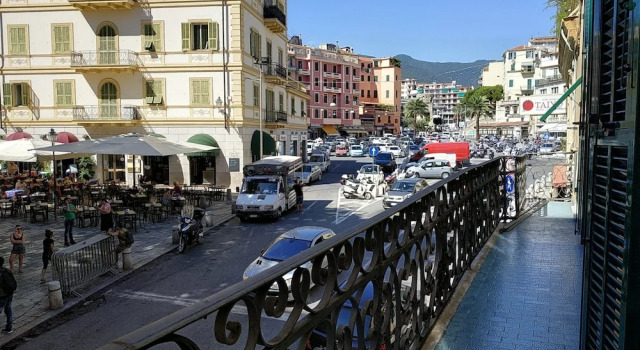 Апартаменты с 2 комнатами с балконом Holiday Spazio Blu Ghibli in Sanremo - CasaViva