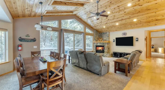 Коттедж с 4 комнатами с балконом Cherry Hills Spacious Tahoe Cabin With Deck Fireplace Open Interiors