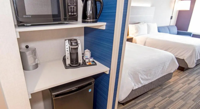 Четырёхместный номер Executive Holiday Inn Express - Red Deer North by IHG