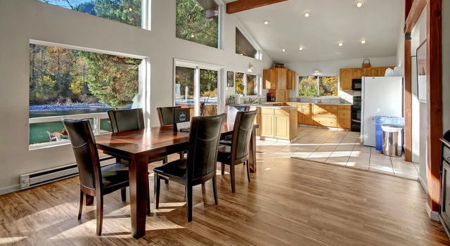 Baring Bend Lodge - Three Bedroom Cabin with Hot Tub, Book Hotel Hoteller i Baring med parkering, Parkering