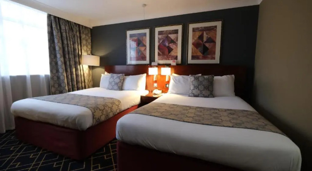 Четырёхместный номер Standard Crowne Plaza Liverpool - John Lennon Airport by IHG
