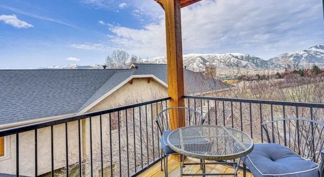 Кровать в общем номере с 6 комнатами Hot Tub & Mtn-view Deck: Townhome in Eden