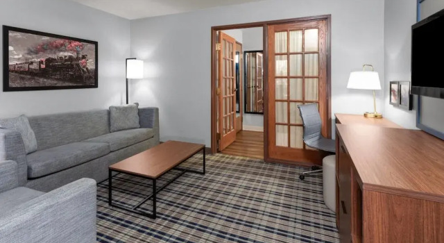 Двухместный номер Standard c 1 комнатой AmericInn by Wyndham Green Bay West