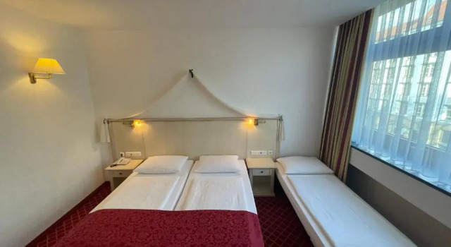 Трёхместный номер Standard Hotel Chateau Berlin Kurfürstendamm