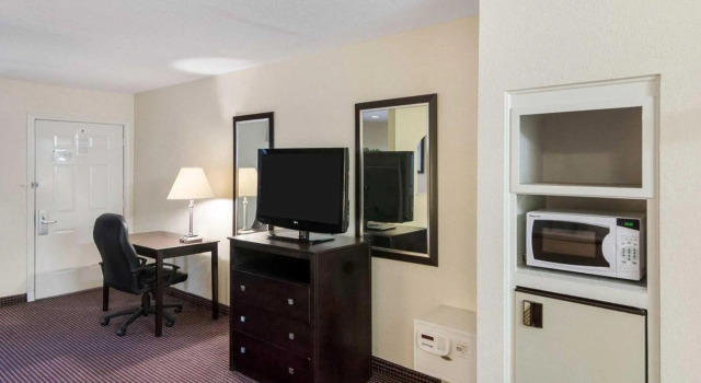Люкс Econo Lodge Inn & Suites West - Energy Corridor