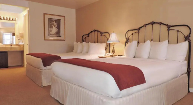 Четырёхместный номер Deluxe The Victorian Inn