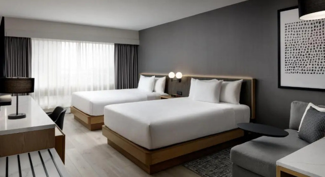 Четырёхместный номер Standard с видом на город Hotel Place Dupuis Montréal Downtown - An Ascend Hotel Collection