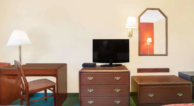 Четырёхместный номер Standard Days Inn by Wyndham Lincoln
