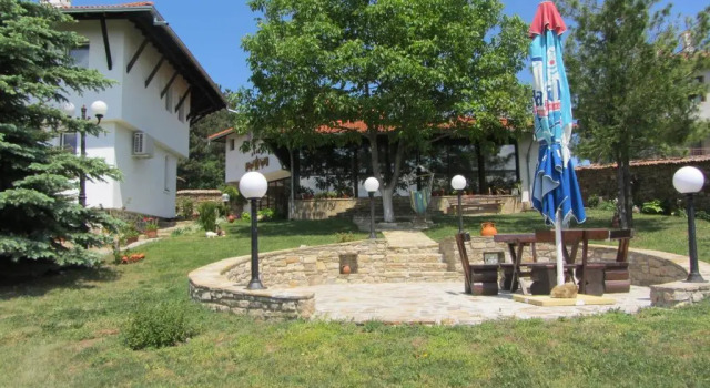 Коттедж с 3 комнатами Guest House Debar