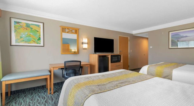 Четырёхместный номер Best Western PLUS Executive Court Inn & Conference Center