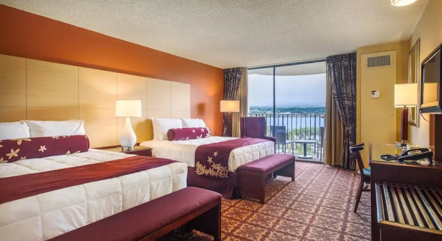Четырёхместный номер Standard с видом на океан Hilo Hawaiian Hotel, Trademark Collection by Wyndham