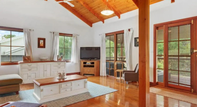 The Log Cabin - 47 Jetty Road, Book Hotel Normanville South Australia