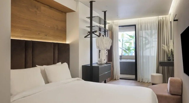 Люкс с балконом Blanco Athens Aparthotel