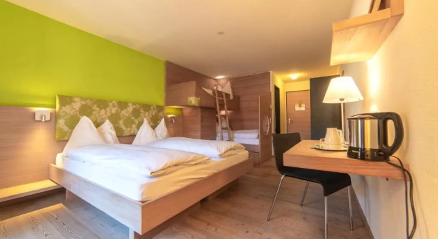 Четырёхместный номер Standard с балконом Hotel Ucliva