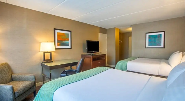 Четырёхместный номер Standard с видом на бассейн Holiday Inn South Kingstown-University of Rhode Island by IHG