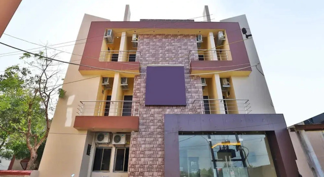 Daksh Hotel & Resort by OYO Rooms, Varaa Lomakeskus Lomahotellit kohteessa Gujarat, Lomakeskus