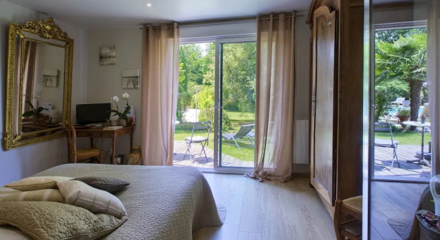 B&B La Closerie 33, Rezerwuj Bed and Breakfast Hotele w Sadirac z basenem, Basen