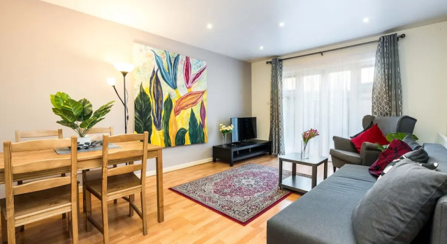 NEW 2BD Garden Flat Quick Access to Central London, Забронировать Отель Отели Большого Лондона с парковкой, Парковка