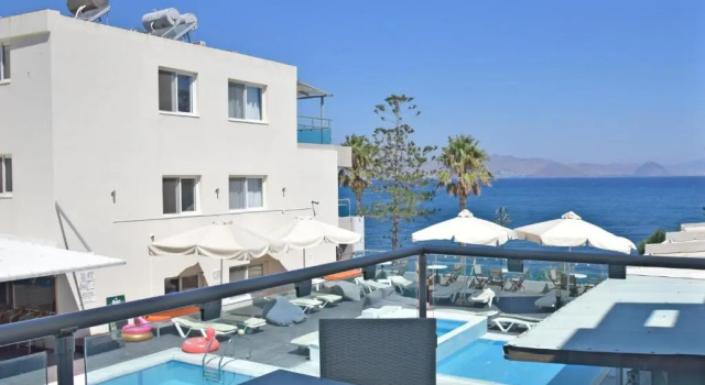 Люкс с 2 комнатами с видом на бассейн Bristol Sea View Apartments