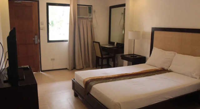 Двухместный номер Deluxe с балконом Subic Grand Seas Resort