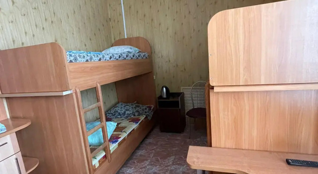 Кровать в общем номере Гостевой двор Малахит
