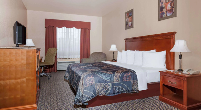 Days Inn & Suites by Wyndham McAlester, Book Hotel Hoteller i McAlester med parkering, Parkering