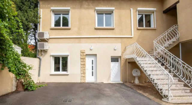 Villa de 200 m2 avec piscine proche du centre-ville, Забронировать Вилла Виллы Овернь-Рона-Альпы, Вилла