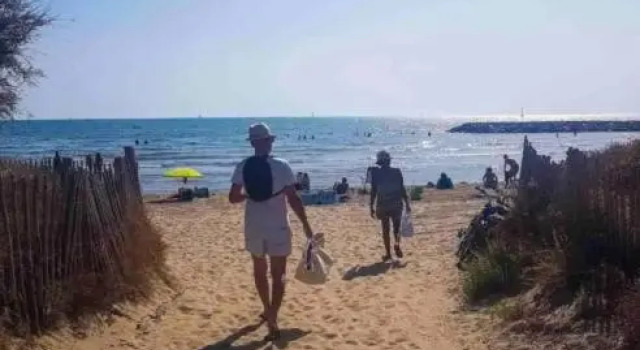 studio LES PIEDS DANS L'EAU situé 150m de la plage -avec PARKING GRATUIT PRIVE - 25m2 - climatisé - balcon - wifi gratuit, Book Apartment La Grande-Motte Camargue
