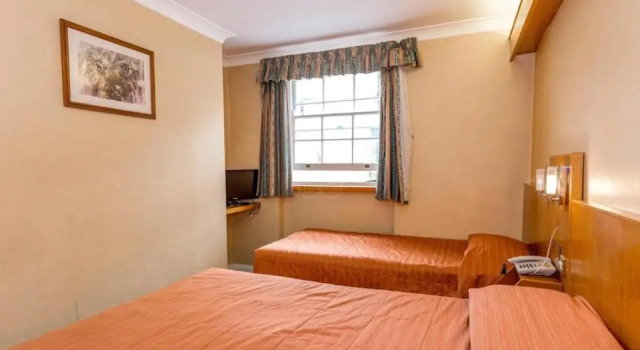 Четырёхместный номер Economy The Beverley House Hotel